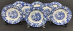Woods Ware, wood & Sons, England. Oito pratos fundos em faiança inglesa esmaltado nas cores azul e branca, rica decoração floral na borda e medalhão de cena de campo ao centro, dito fazendinha. Manufatura verso. Medindo: 3 x 23 cm. 2 com bicados.