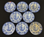 Woods Ware, wood & Sons, England. Oito pratos para pão em faiança inglesa esmaltado nas cores azul e branca, rica decoração floral na borda e medalhão de cena de campo ao centro, dito fazendinha. Manufatura verso. Medindo: 17 cm. 3 com manchas e um com lasca.