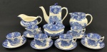 Woods Ware, wood & Sons, England. Serviço para café em faiança inglesa esmaltado nas cores azul e branca, rica decoração floral na borda e medalhão de cena de campo ao centro, dito fazendinha. Composto de bule, leiteira, açucareiro, cremeira e 6 xícaras com seus pires. Manufatura verso. Medindo: 19 x 19 cm, 11,5 x 15,5 cm e 11 x 13 x 12 cm. Bule e leiteira com manchas interna.