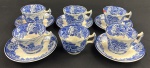 Woods Ware, wood & Sons, England. Cinco xícaras para café em faiança inglesa esmaltado nas cores azul e branca, rica decoração floral na borda e medalhão de cena de campo ao centro, dito fazendinha. Manufatura verso.
