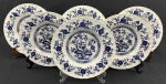 Inglaterra. Seis pratos fundos em faiança inglesa esmaltado nas cores azul e branco no padrão cebolinha, bordas levemente onduladas. Manufatura no verso. Medindo: 3,5 x 22 cm. Um com fio de cabelo.