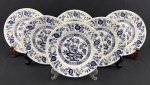 Inglaterra. Seis pratos para sobremesa em faiança inglesa esmaltado nas cores azul e branco no padrão cebolinha, bordas levemente onduladas. Manufatura no verso. Medindo; 20 cm. Em ótimo estado.