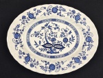 Inglaterra. Travessa em faiança inglesa esmaltado nas cores azul e branco no padrão cebolinha, bordas levemente onduladas. Manufatura no verso. Medindo: 31 x 24,5 cm.