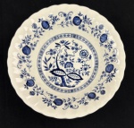 Inglaterra. Saladeira em faiança inglesa esmaltado nas cores azul e branco no padrão cebolinha, bordas levemente onduladas. Manufatura no verso. Medindo: 7 x 23 cm. Em ótimo estado. Em ótimo estado