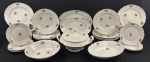 Real. Parte de Serviço/aparelho de jantar em porcelana nacional esmaltado e policromado, na cor branca com decoração de rosas e filetes em ouro. Bordas onduladas. Composto de 11 pratos rasos, 7 pratos fundos, 7 pratos para sobremesa, sopeira, 2 saladeiras e 2 travessas. Medindo respectivamente: 24,5 cm, 3 x 23 cm, 18 cm, 18 x 29 x 25 cm, 6 x 24 cm, 6 x 28 x 20 cm, 28 x 18 cm e 32,5 x 21 cm. Alguns com desgastes na douração. 1 prato rasos, 2 travessas com bicados / fios de cabelo.