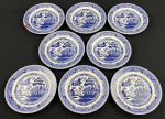 Nicolas Lanas Barrios, Decolor São Paulo. Oito pratos para sobremesa em porcelana esmaltada nas cores azul e branco, decoração oriental no padrão pombinhas. Manufatura no verso. Medindo: 18,5 cm. 2 com bicados.