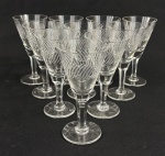 Dez taças para vinho do porto em cristal translúcido, lapidado com riscos contínuo e haste facetada. Medindo:  12 x 6 cm.