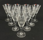 Dez taças para vinho tinto em cristal translúcido, lapidado com riscos contínuo e haste facetada. Medindo:  15,5 x 8,5 cm. 4 com bicados.