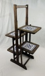 Antigo móvel em madeira , de estrutura articulada, com 4 degraus, cada um guarnecidos por azulejos em porcelana branca esmaltada na cor azul. Medindo: 80 x 44 cm. Apresenta marcas de uso. 