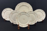 EPIAG. Conjunto para sobremesa em porcelana tcheca na cor marfim, com decoração floral policromada, detalhes na borda em relevo e filetes em ouro, composto de prato de bolo e 5 pratos para sobremesa. Manufatura no verso. Medindo: 21 cm e 30 cm.