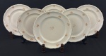 EPIAG. Seis pratos para sobremesa em porcelana tcheca na cor marfim, com decoração floral policromada, detalhes na borda em relevo e filetes em ouro, manufatura no verso. Medindo: 21 cm.