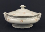 EPIAG. Terrina em porcelana tcheca na cor marfim, com decoração floral policromada, detalhes na borda em relevo e filetes em ouro, manufatura no verso. Medindo: 16 x 26 x 20 cm.