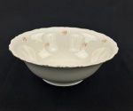 EPIAG. Saladeira em porcelana tcheca na cor marfim, com decoração floral policromada, detalhes na borda em relevo e filetes em ouro, manufatura no verso. Medindo: 9,5 x 26,5 cm.