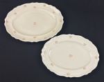 EPIAG. Duas travessas em porcelana tcheca na cor marfim, com decoração floral policromada, detalhes na borda em relevo e filetes em ouro, manufatura no verso. Medindo: 31 x 23 cm e 34 x 26 cm.
