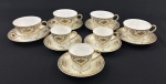 Porcelana Japonesa - Conjunto composto por 4 xícaras de chá e 6 pires, e 3 xícaras de café e 5 pires, em porcelana branca, decoradas com motivos florais e arabescos em dourado e filetes dourado.