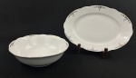 Saladeira e travessa em porcelana esmaltada na cor branca, decoração floral e filetes em ouro. Bordas onduladas. Medindo; 8 x 25 cm e 32,5 x 22 cm.
