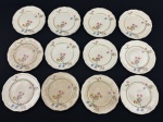 Alfred Meakin, England. Doze pratos para sobremesa em faiança esmaltada e policromada. Bordas onduladas e filetada a ouro. Manufatura no verso. Craquelê.  Medindo: 18 cm. 5 com manchas, 2 com ínfimos bicados.  