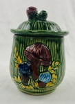 Pote em cerâmica esmaltada e vitrificada na cor verde com decoração em alto relevo. Medindo; 21 x 13 cm.