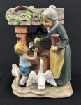 Lefton China.  Escultura em biscuit esmaltado e policromado. Medindo: 17 x 14 cm.