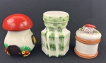 Três peças em cerâmica esmaltada e vitrificada. Duas com detalhes em relevo. Medindo: 16 cm, 20 cm e 22 cm.
