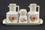 Schmidt. Galheteiro em porcelana esmaltada e policromada. Composto de porta azeite, vinagre, saleiro, pimenteiro e bandeja. Medindo: 21 x 11 cm.