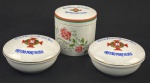 Três caixas em porcelana na cor branca esmaltado com `Cantando Espelharey Por Toda Parte. Orfeão português` Medindo: 4 x 10,5 cm e 8,5 x 9 cm. Duas tampas apresentam bicado na parte interna.