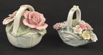 Duas esculturas em cerâmica vitrificada representando cesto com flores em relevo. Medindo:  8 x 5 x 9 cm e 8 x 8,5 x 7 cm. Apresentam ínfimos bicados nas flores.