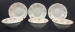Seis peças em porcelana chinesa na cor branca, esmaltado com rosas, detalhes em branco/ cinza, bordas levemente onduladas e filetes em ouro. Sendo 3 saladeiras e 3 pratos fundos. Marcado ao fundo.  Medindo: 7 x 20 cm e 4 x 24 cm. Desgastes nos filetes.