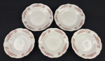 Cinco (5) pratos fundos em porcelana chinesa na cor branca, esmaltado com policromia de rosas e flores, bordas onduladas e filete dourado.  Medindo: (2) 5 x 23 cm e (3) 4 x 20 cm. Apresenta desgastes no filete e marcas de uso.