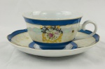 Steatita. Chávena em porcelana esmaltada e policromada, com filetes em ouro e bordas onduladas. Manufatura no verso,