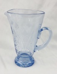 Jarra em cristal lapidado na cor azul. Medindo: 21 x 13 cm.