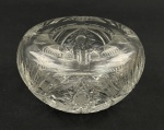 Cinzeiro em grosso cristal translúcido ricamente lapidado com motivos geométricos. Medindo; 9 x 14 cm.