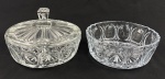 Dois centros de mesa em grosso vidro translúcido, sendo um na tonalidade azul. Acompanha tampa transparente que encaixa nas duas (com pequenos bicados) Medindo: 7 x 20,5 cm.