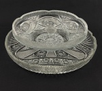 Grande e belíssimo centro de mesa / floreira e travessa em cristal ricamente lapidado, com motivos geométricos. Medindo; 9 x 29,5 cm e 5 x 38 cm. Apresenta bicados/ lascas.  