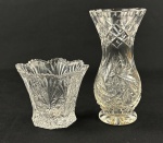 Duas floreiras/ vaso solifleurs em cristal e vidro translúcido ricamente lapidado. Medindo: 16 x 7,5 cm e 8,5 x 10,5 cm.