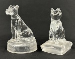 Duas esculturas em bloco de vidro, representando gato e cachorro. Medindo; 13 cm e 14 cm.