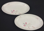 Duas travessas ovais em porcelana esmaltada e policromada, decorada com detalhes em ouro. Medindo: 33 x 20,5 cm e 37 x 23 cm.