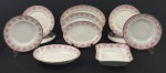 Mauá. Conjunto de peças em porcelana nacional esmaltada com flores rosas e ricos detalhes em ouro. Composto de 4 pratos rasos, 2 fundos, 2 saladeiras e 3 travessas. Medindo: 23 cm, 3,5 x 23 cm, 5 x 20 x 20 cm, 6 x 28 x 20 cm, 25 x 18 cm, 29 x 20 cm e 34 x 23,5 cm. 1 saladeira com fio de cabelo