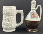 Duas peças. A) Caneca de coleção em biscuit, decoração em relevo, med.; 17 x 8,5 cm. B) licoreira em porcelana esmaltada. Med; 23 cm