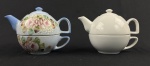 Par de pequenos bules acompanhados de suas respectivas xícaras, em porcelana. Sendo um em branco liso e outro decorado com delicado motivo floral policromado, com predominância de tons azul, rosa e verde. Dimensões: 13 x 17 x 11,5 cm.