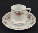Schmidt. Trio para chá em porcelana esmaltada e policromada. Prato mede: 19 cm.