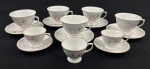 Conjunto de xícaras em porcelana nacional esmaltada, sendo 5 para chá com 5 pires e 3 para café com 2 pires.