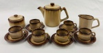 Oxford. Conjunto para café em cerâmica esmaltado na cor marrom e bege, composto de bule, leiteira, açucareiro e 6 xícaras com seus pires. Medindo: 16 x 22 cm, 9,5 x 13 cm e 9 x 10 cm.