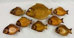 Conjunto para peixe em cerâmica esmaltado na cor marrom e bege, composto de travessa funda e 7 tigelas. Medindo: 7 x 31 x 22 cm e 3,5 x 18 x 12 cm.