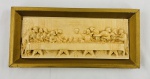 Placa decorativa retangular em estuque, representando a `Santa Ceia`. Com moldura em madeira patinada. Medindo:16 x 34 cm. Apresenta desgaste, pequenas perdas e marcas decorrentes do tempo, especialmente na moldura e no relevo.