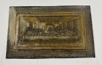 Placa retangular em metal cinzelado, apresentando elaborada composição figurativa em relevo. Medindo:27,5 x 44 cm. Apresenta pátina, sinais de oxidação/desgaste e marcas decorrentes do tempo e do manuseio, conforme imagens.