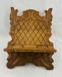 Antigo porta-Bíblia de mesa em madeira, de expressivo trabalho artesanal, apresentando estrutura articulada e rica ornamentação entalhada. Medindo: 30 x 32 cm (aberto).