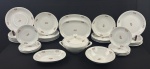 Renner - Parte de serviço para jantar em porcelana na cor branca, esmaltado com flores e filetes dourados. Sendo 10 pratos rasos, 9 pratos fundos,10 pratos para sobremesa, sopeira, 2 saladeiras e 2 travessas. Medindo respectivamente: 25 cm, 3 x 22 cm, 17 cm, 12 x 29 cm, 6 x 21 cm, 4 x 16 x 24 cm, 20 x 29 cm e 23 x 33 cm. Dois pratos rasos e um fundo com avaria e pega da tampa da sopeira descolada.