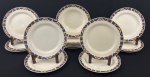 Conjuntos de pratos em faiança inglesa, no tom bege, esmaltado com listra em policromia. Sendo 12 pratos rasos e 7 fundos. Medindo: 23 cm e 3 x 23 cm. Três pratos rasos e 3 pratos fundos apresentam avarias (Bicado e fio de cabelo). Peças apresentam desgastes e marcas de uso.