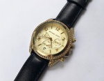 Fashion Luxo Coleção, Esportivo Relógio da Michael Kors Cronógrafo, Folheado em Ouro com Cristais cravejados no Bezel, medindo 40mm de diâmetro, 6 Ponteiros, Vidro Cristal, Calendário na posição 6hs. Coroa original assinada. Fundo em Aço de rosca. Máquina quartz funcionando. Pulseira Nova em Couro.